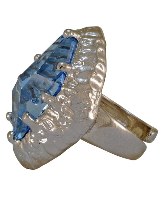 Anillo de plata rodinada con cristal azul Swarovski de talla irregular