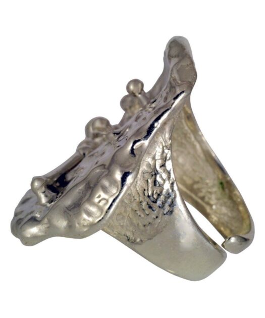 Anillo forma orgánica de plata rodinada y con una superficie texturizada