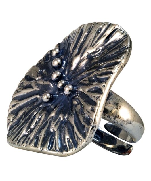Anillo plata envejecida con forma orgánica y superficie texturizada