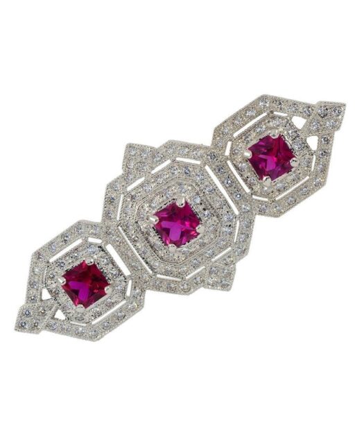 Broche de Circonitas en colores blanco y rubí de plata de primera ley con un baño de rodio de la colección de exclusiva de Máximo Betro.