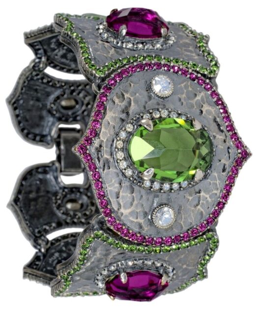 Brazalete etrusco de plata con cristales Swarovski fucsias y verdes