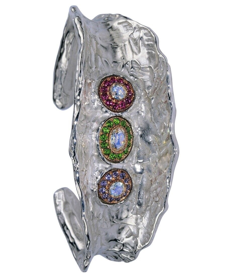 Brazalete fusión de plata rodinada con tres rosetas Swarovski de colores Brazalete fusión de plata rodinada con tres rosetas Swarovski de colores