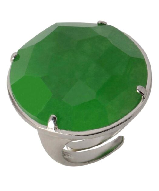 Anillo con una piedra verde facetada fabricado en plata rodinada