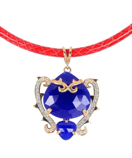 Colgante de piedras azules con un cordón de cuero rojo