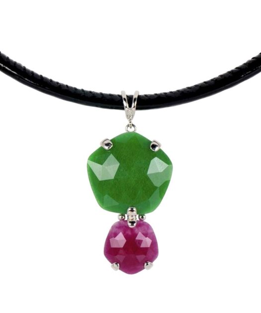 Colgante en colores verdes y morados con un cordón de cuero negro.