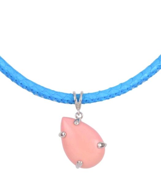 Colgante plata y coral rosa con un cordón de cuero azul