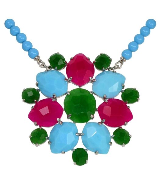 Collar con una roseta de piedras semipreciosas