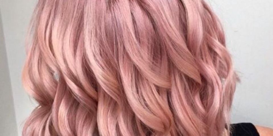 Pelo teñido de color oro rosa