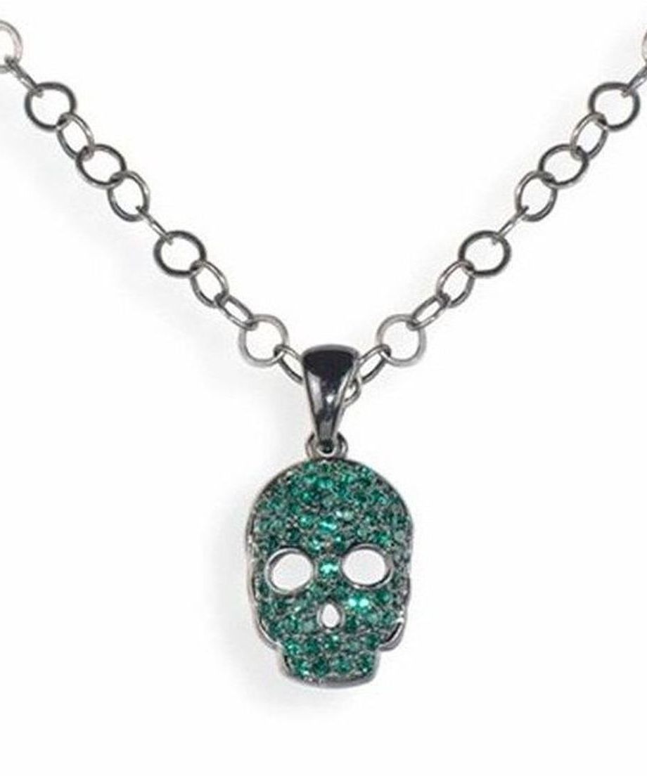 Colgante calavera de plata con cristales Swarovski verdes y baño de rodio. Incluye cadena a juego de 45 cm de largo. Colgante calavera de plata con cristales Swarovski verdes y baño de rodio