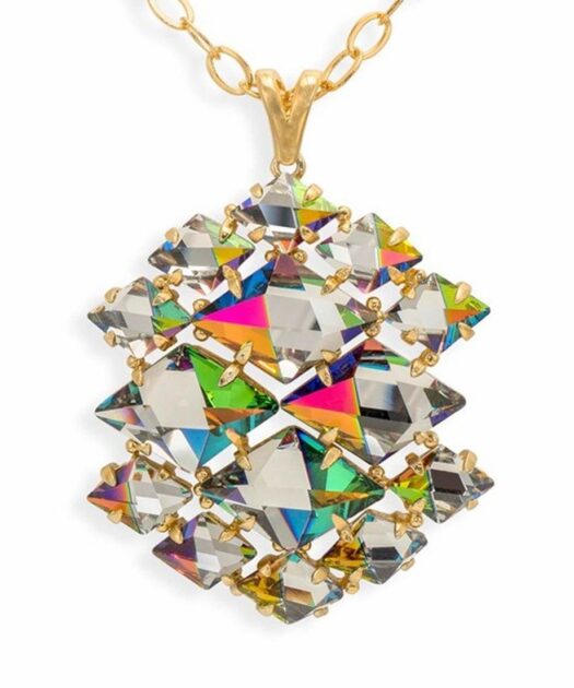 Colgante ciclón de plata dorada con cristales Swarovski facetados. Incluye una cadena de plata bañada en oro.