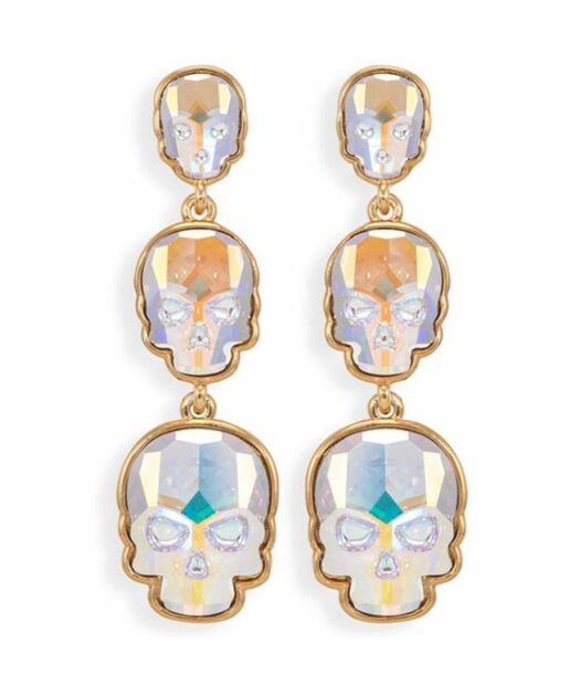 Pendientes largos de calaveras Swarovski doradas con cierres de tipo omega. Hechos en plata de ley.