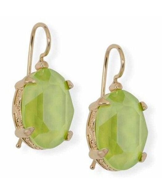 pendientes cortos de gancho color verde lima de plata de ley con un baño de oro rosa.