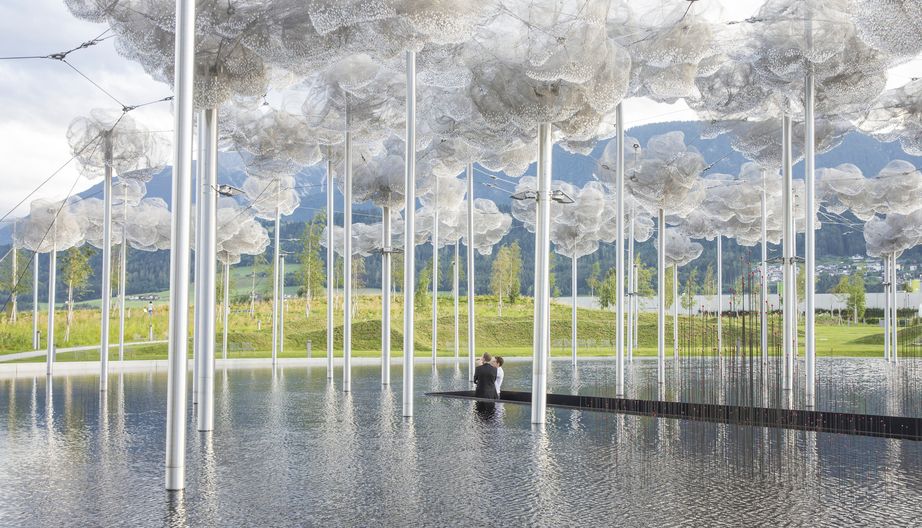 Nube de cristales Swarovski suspendida sobre un lago de aguas cristalinas